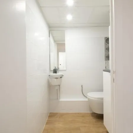 Appartamento Comfy With Residential Swimming Pool