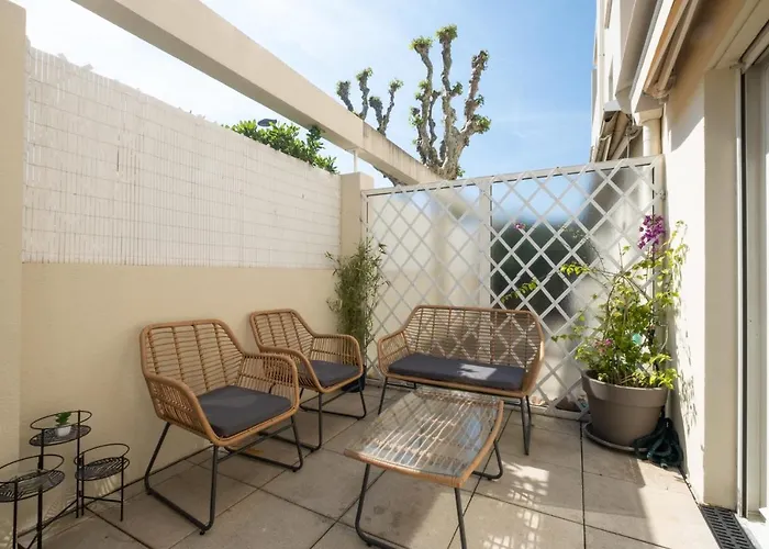 Comfy With Residential Swimming Pool 戛纳