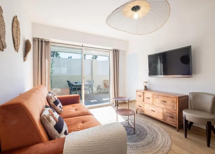 Comfy With Residential Swimming Pool 戛纳